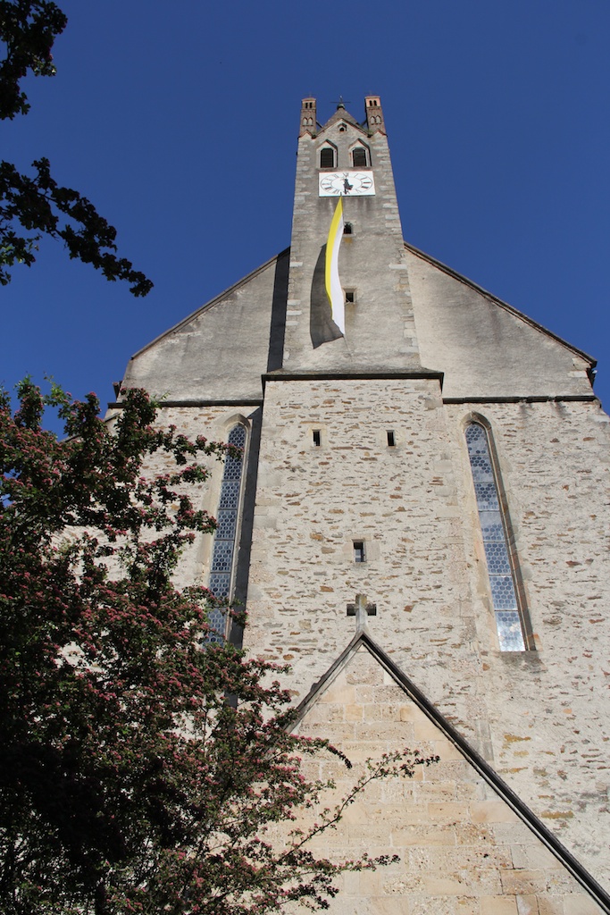 weithin sichtbar war die Pfarrkirche mit der Kirchenfahne geschmückt...